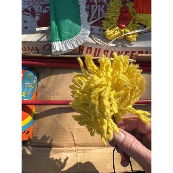 1940’s Susy Goose Housekeeping Set Kiddie Brush Sweeper Broom Set in Box! - Picture 7 of 12